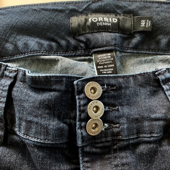 Torrid Denim Super Stretch Jegging. Dark Wash. 14 - Picture 6 of 7